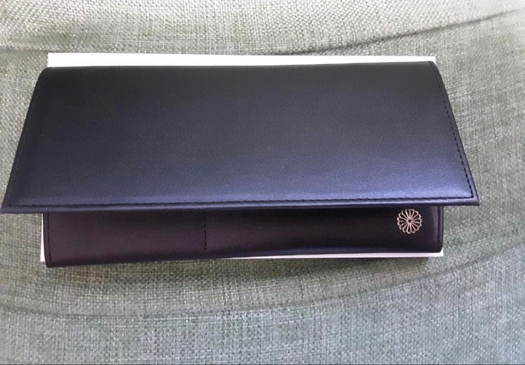新品　皇居限定　菊の御紋特製長財布　黒 箱付き 皇居限定 菊の御紋入り 牛革長財布 メタリックグレー 新品未使用品 お
